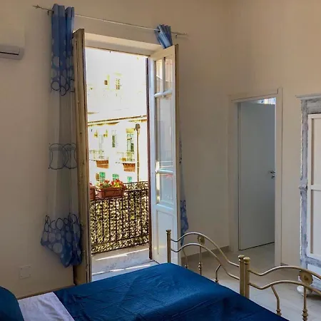 Via Aurispa 60 * Палермо